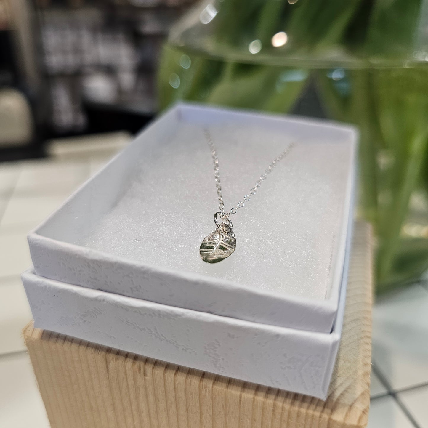 SMALL LEAF PENDANT NECKLACE