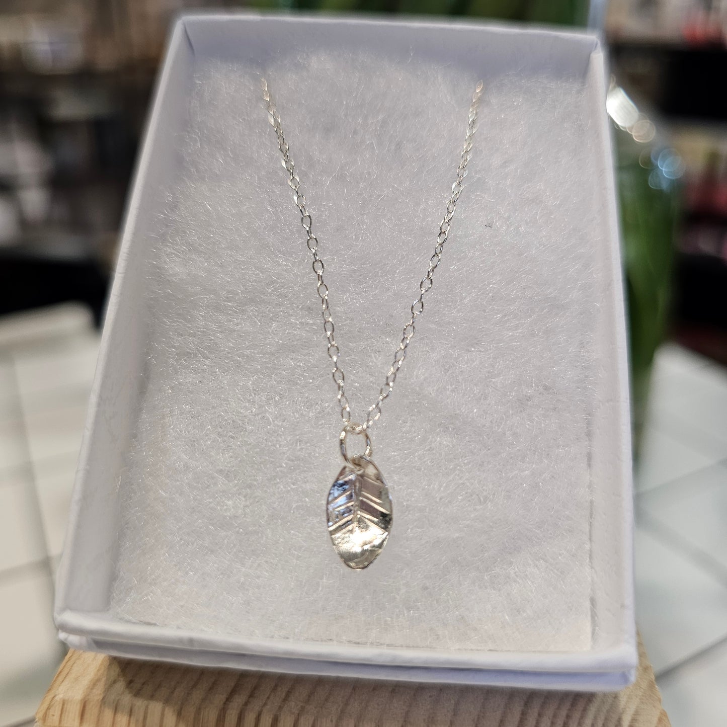 SMALL LEAF PENDANT NECKLACE
