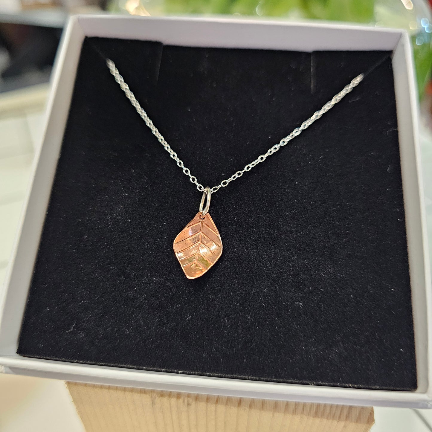SMALL COPPER LEAF PENDANT NECKLACE
