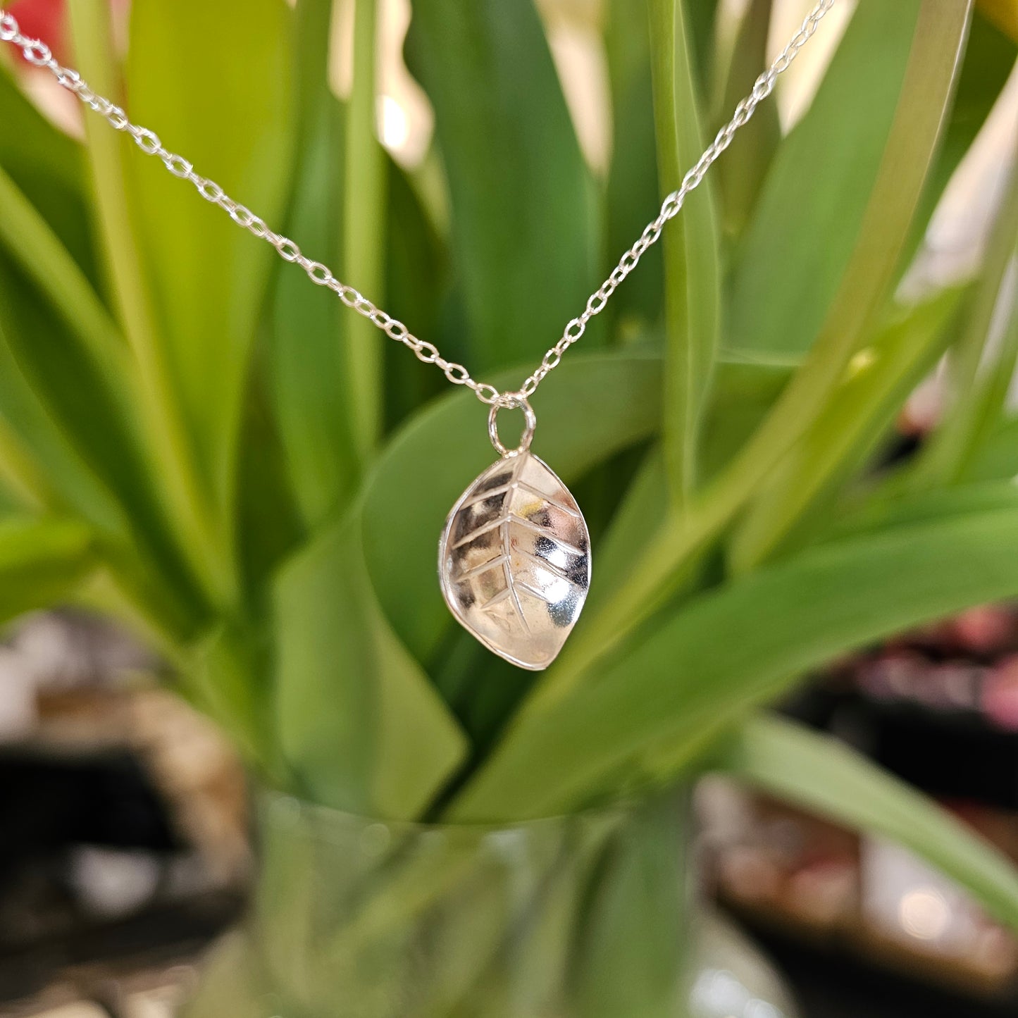 MEDIUM LEAF PENDANT NECKLACE