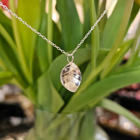 MEDIUM LEAF PENDANT NECKLACE