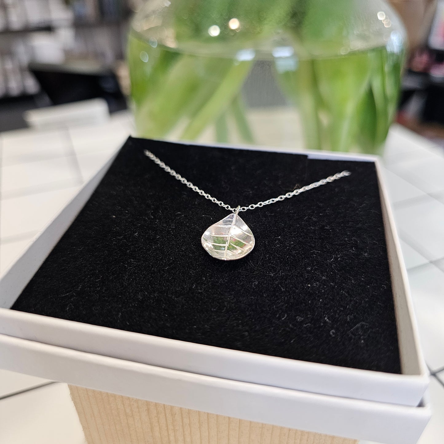 MEDIUM LEAF PENDANT NECKLACE