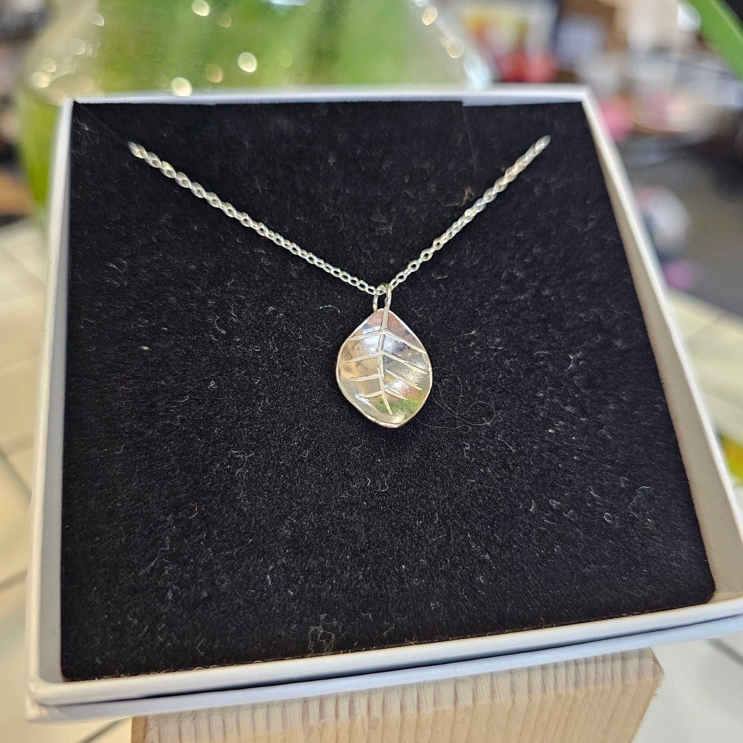 MEDIUM LEAF PENDANT NECKLACE