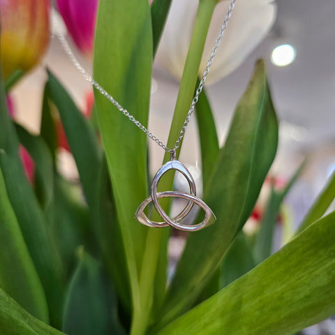 TRIQUETRA NECKLACE