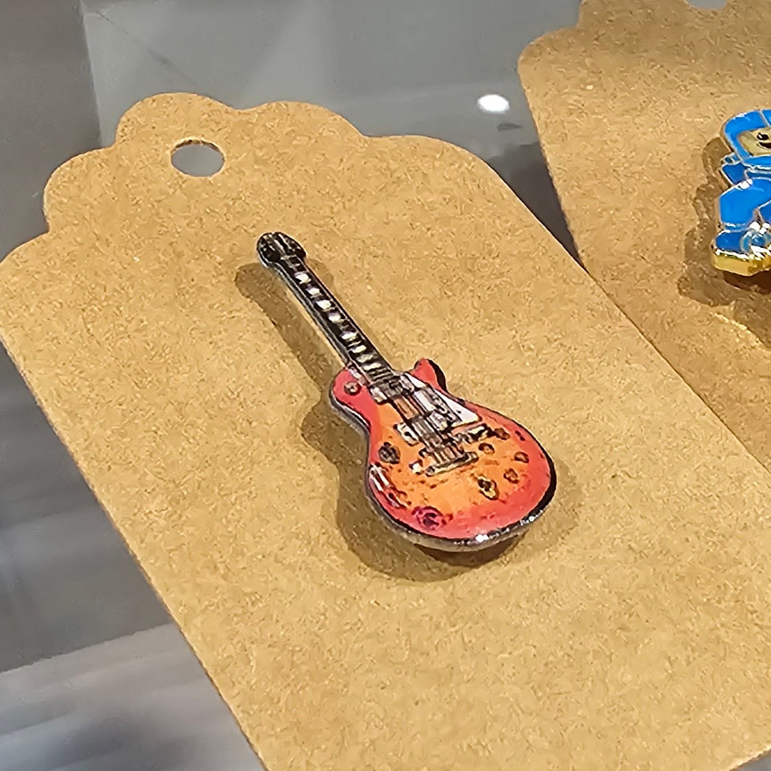 GUITAR LAPEL PIN