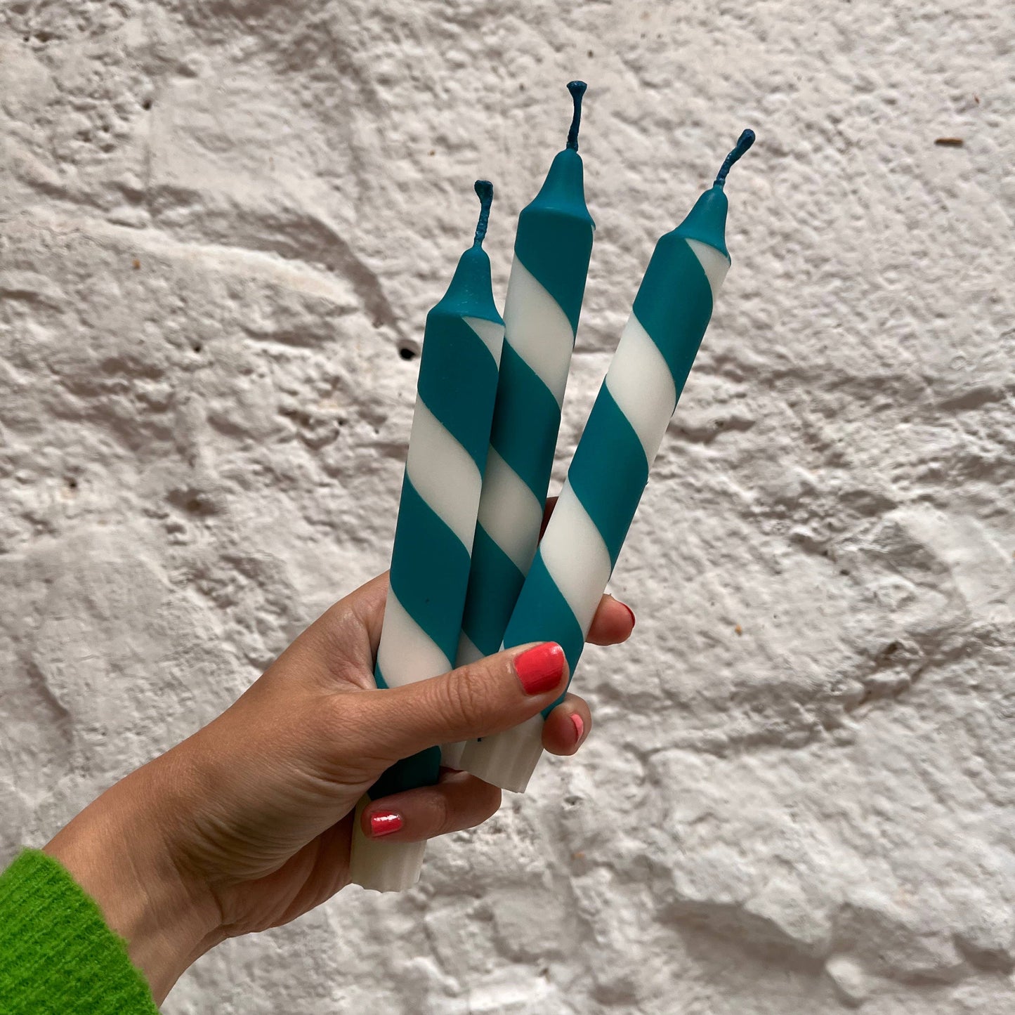 TEAL & WHITE HELTER SKELTER CANDLE