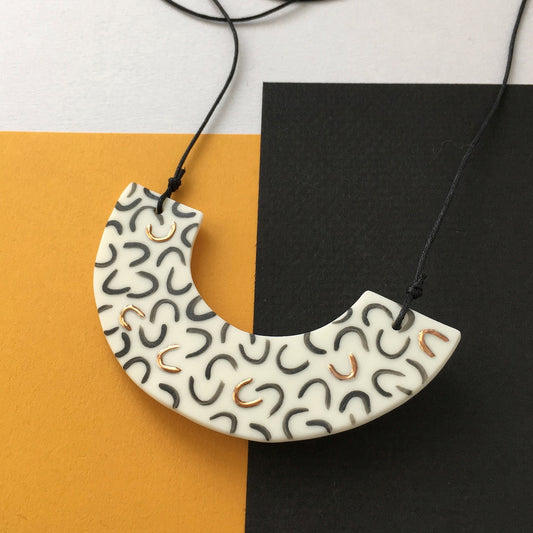 FLECK ARC NECKLACE
