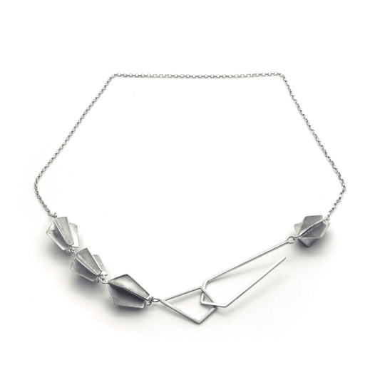 TAIL FIN FRONT FASTENING NECKLACE