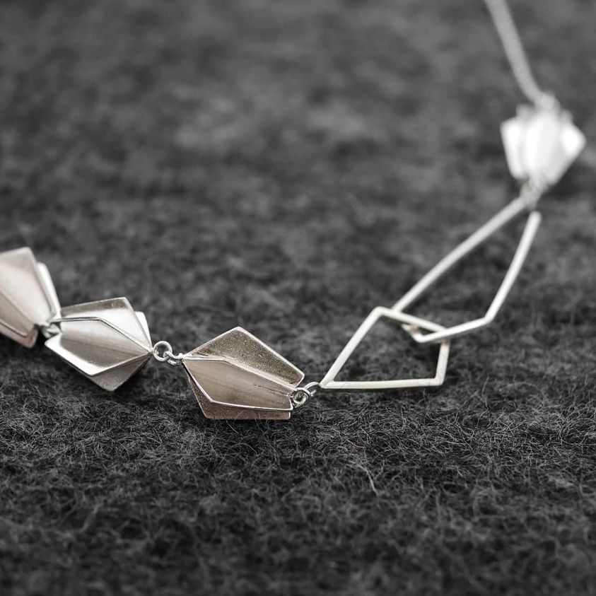 TAIL FIN FRONT FASTENING NECKLACE