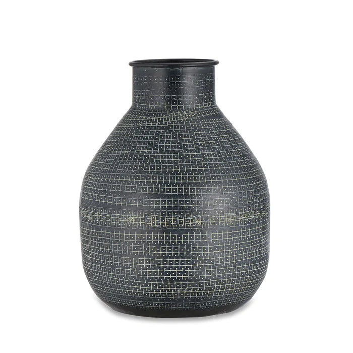 Black aluminium vase with imprinted pattern and organic curved shape