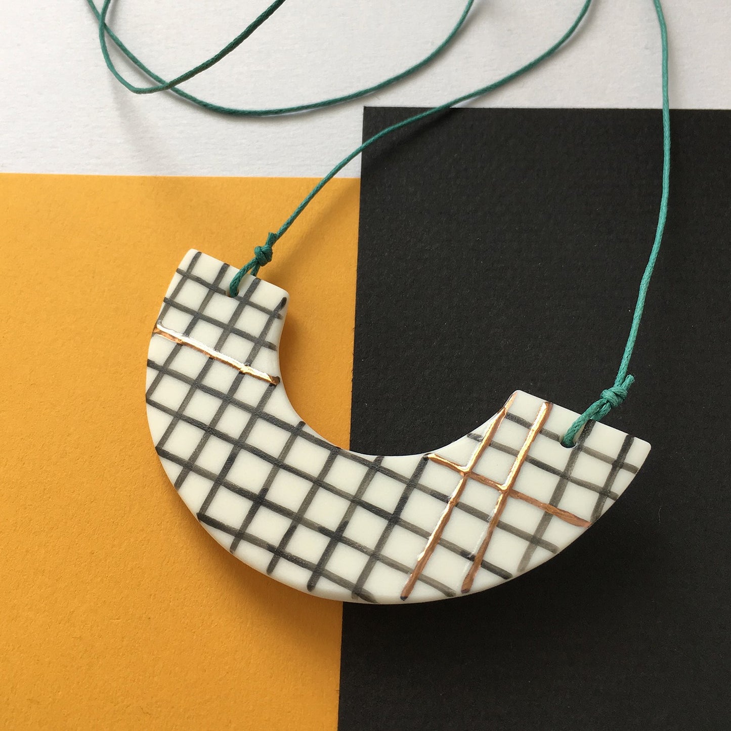 FLECK ARC NECKLACE