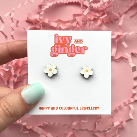 WHITE DAISY FLOWER STUD EARRINGS