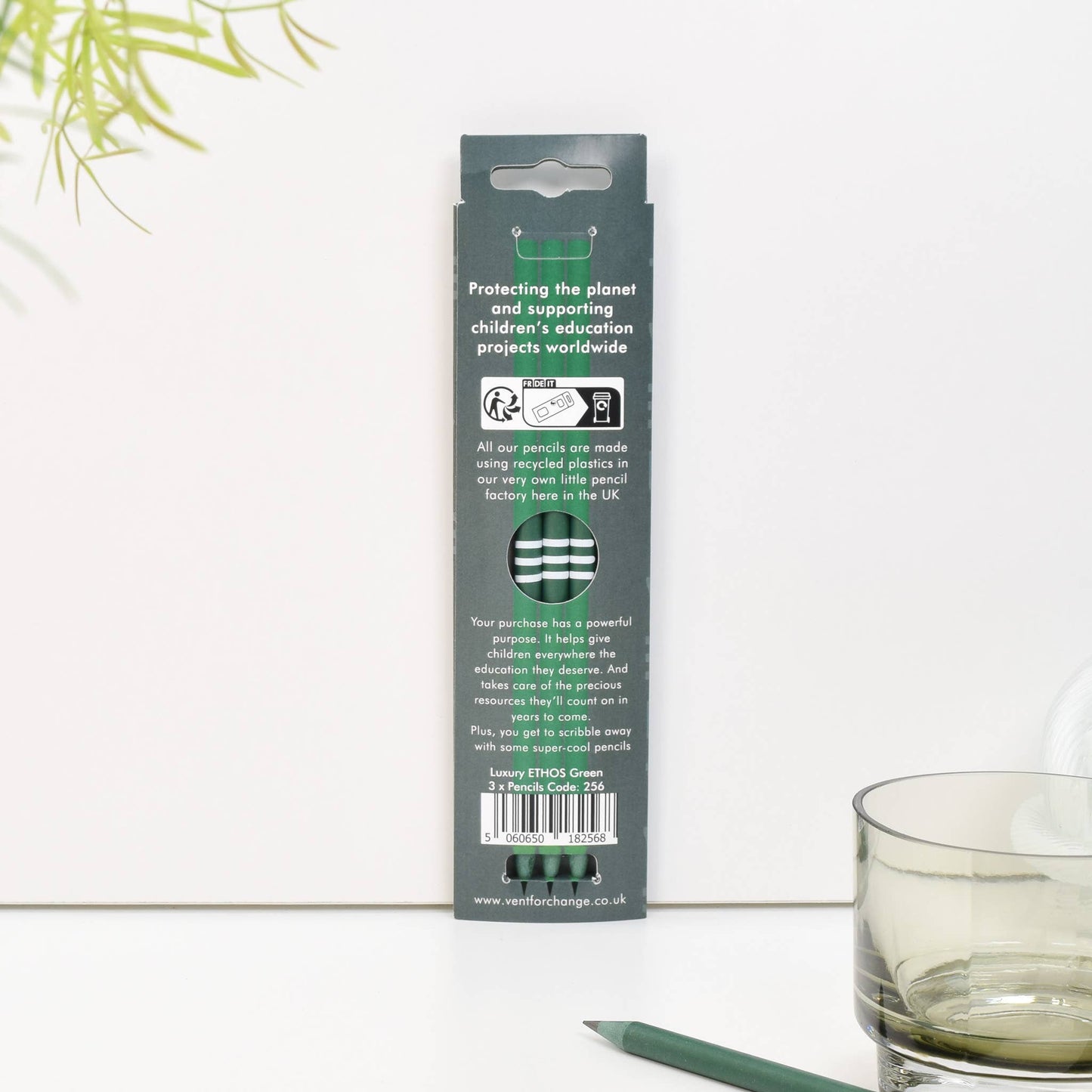 ETHOS green pencil sleeve with 3 recycled graphite pencils made from CD cases, sustainable and stylish writing set