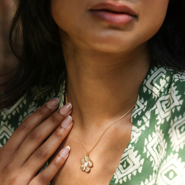 LARGE FLOWER PENDANT NECKLACE