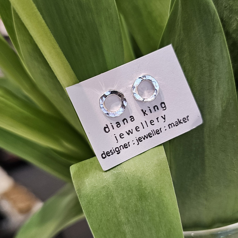 CIRCLE LINE HAMMERED STUDS