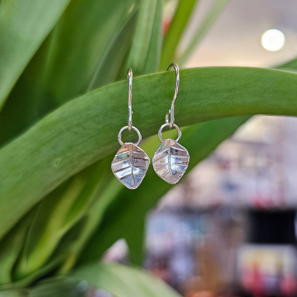SMALL LEAF DANGLE HOOK EARRINGS