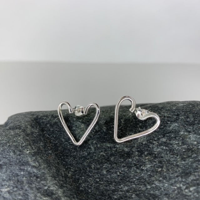 HUGGIE HEART EARRINGS