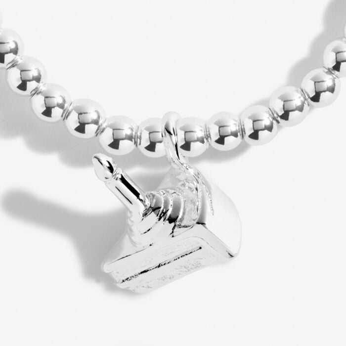 Silver-plated stretch beaded bracelet with cake shaped charm