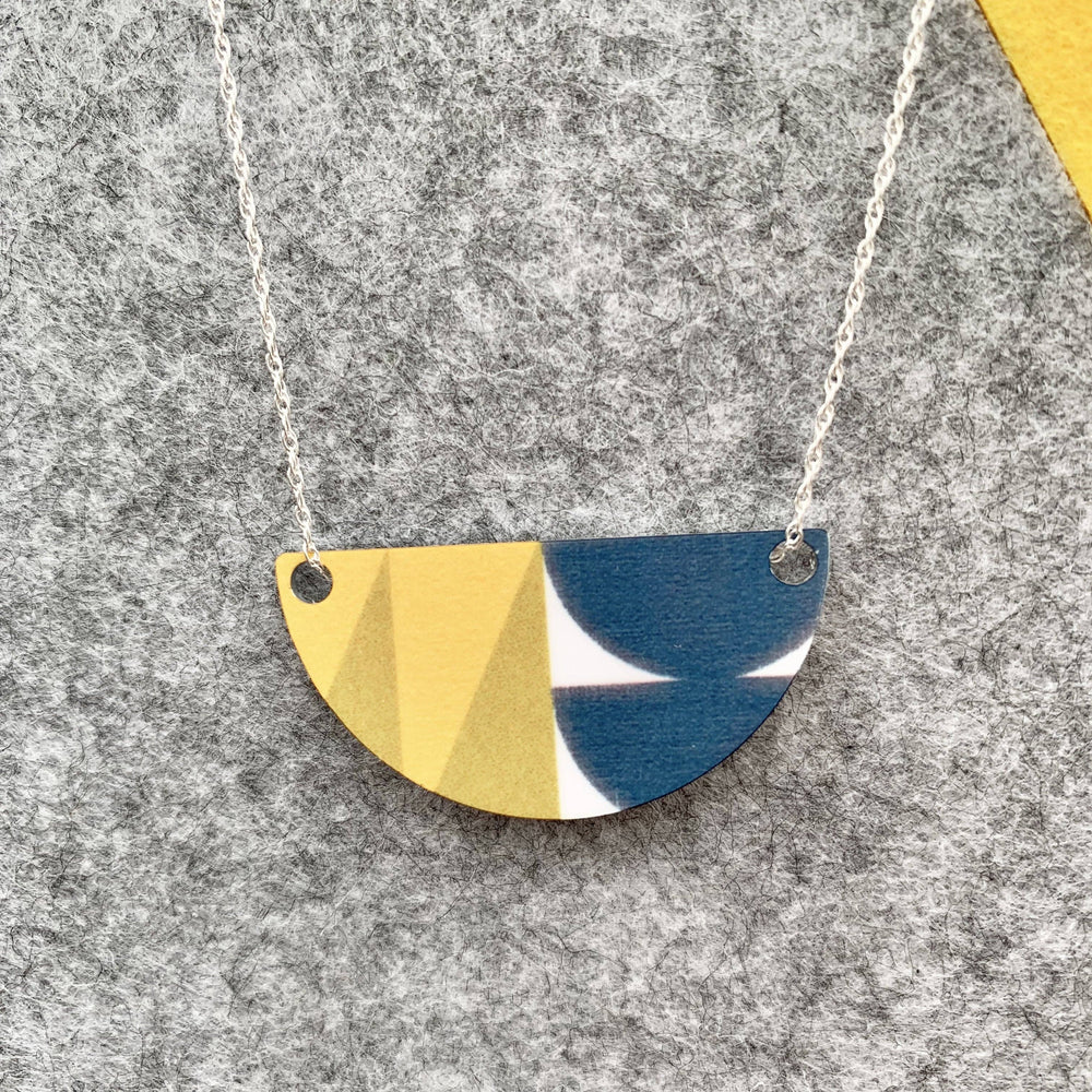 GEO ARC NECKLACE - SMALL