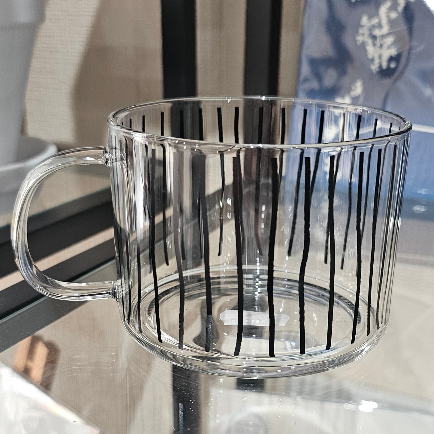 Borosilicate glass mug 400ml with black stripe design for tea and coffee