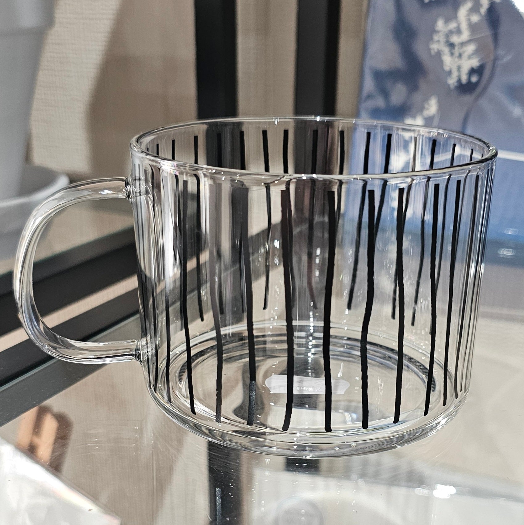 Borosilicate glass mug 400ml with black stripe design for tea and coffee