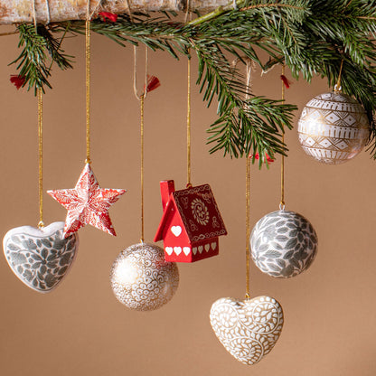 KASHMIRI PAPIER MACHE LEAFY BAUBLE