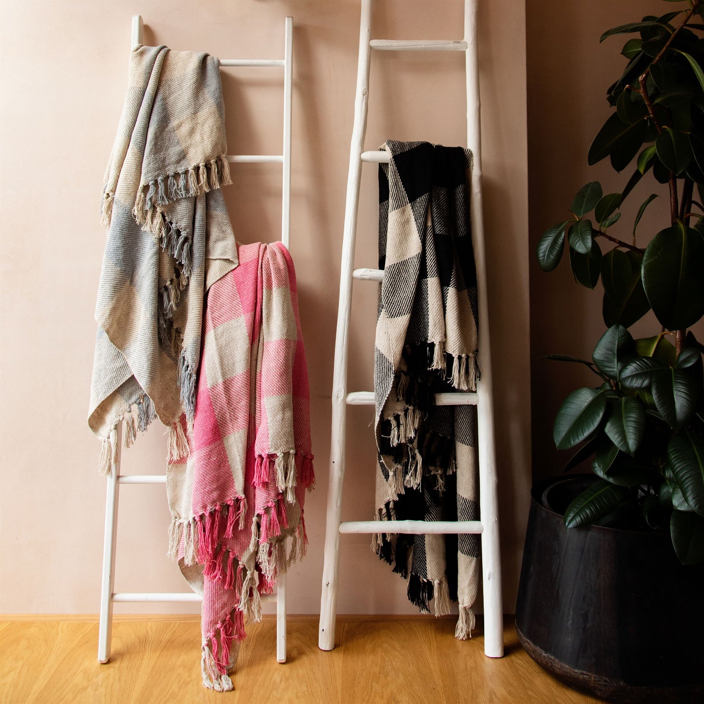 BLACK GINGHAM THROW
