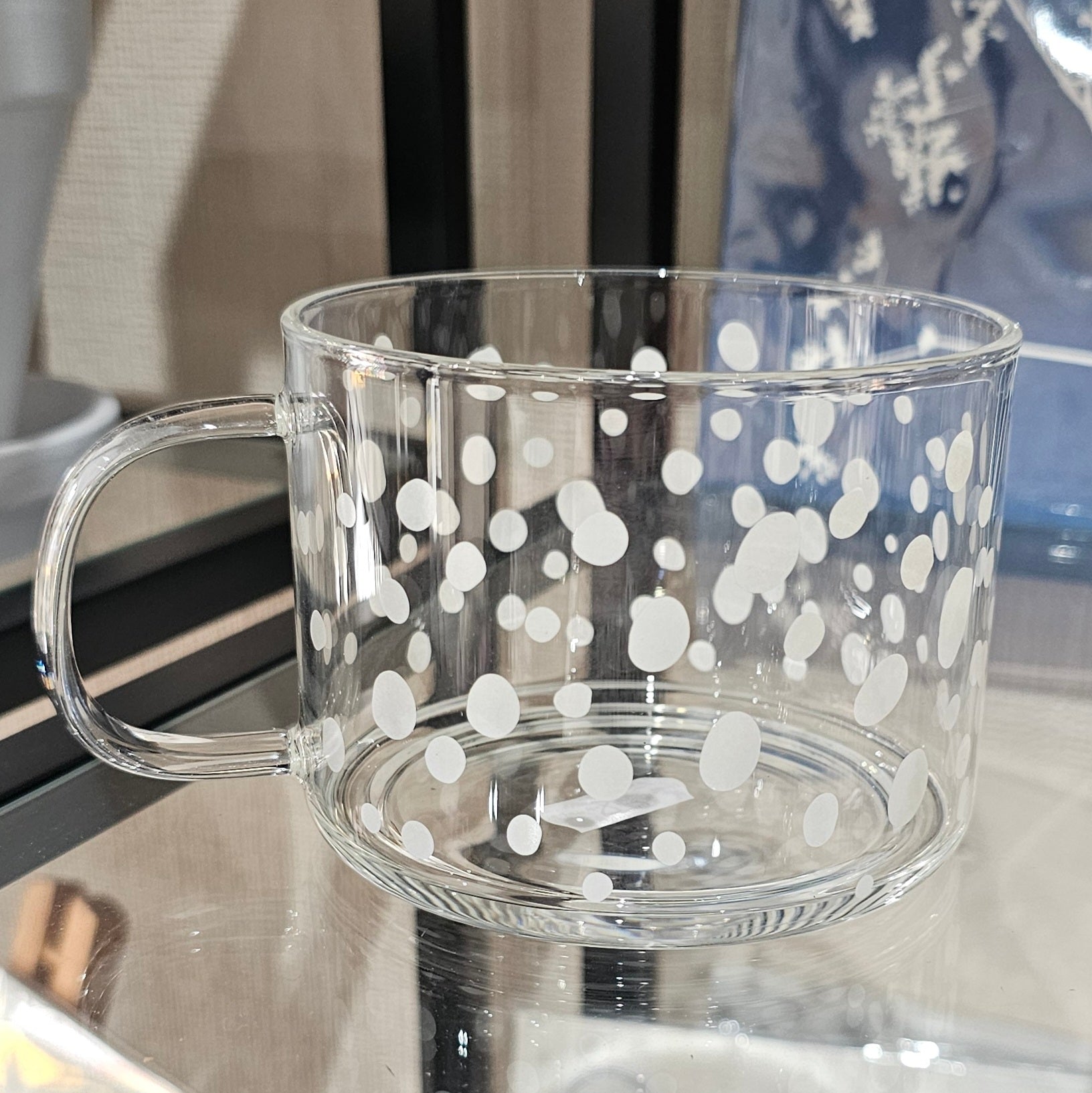 Borosilicate glass mug 400ml with white polka design for tea and coffee