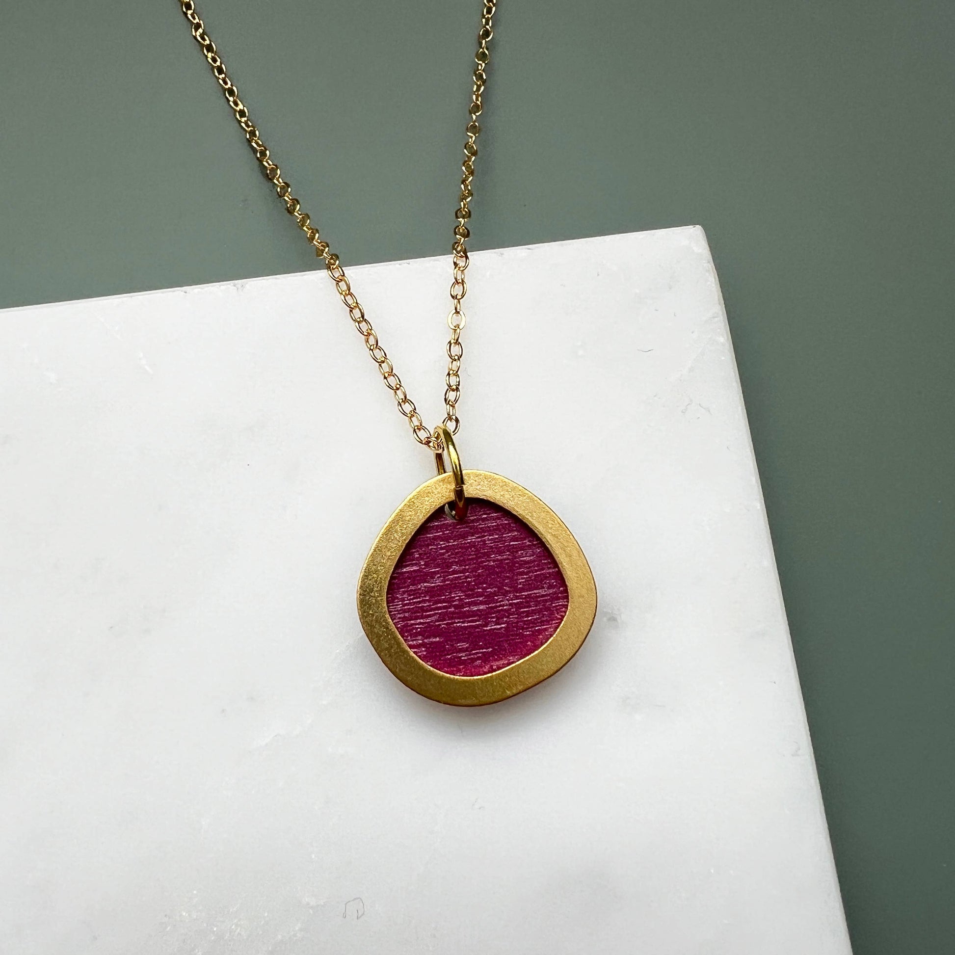 Gold-plated necklace with 1.5cm circular pendant in assorted colours on 22" chain