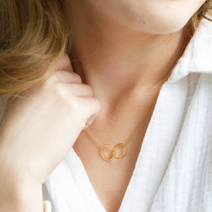 BRUSHED INTERLOCKING HOOP NECKLACE