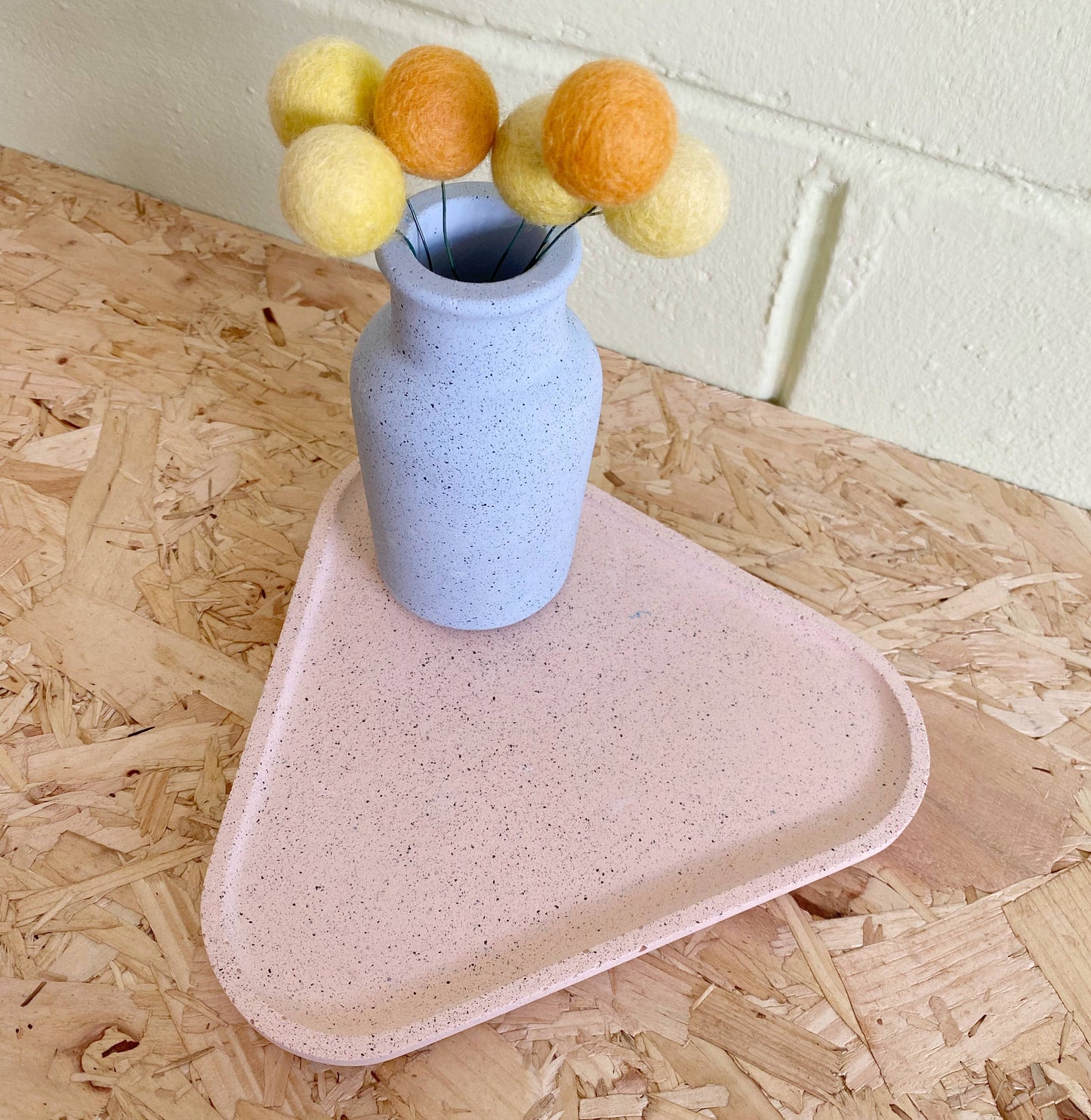 GRANITE EFFECT VASE & TRIANGLE TRAY SET